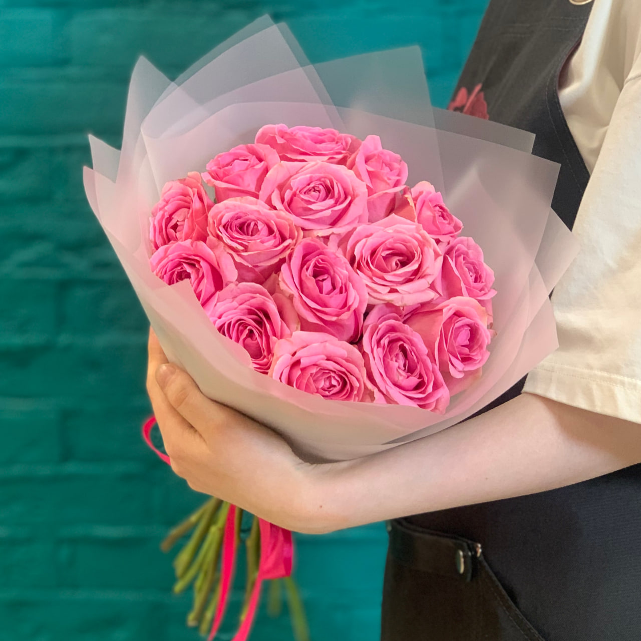 Букет из 11 розовых роз в голубой упаковке