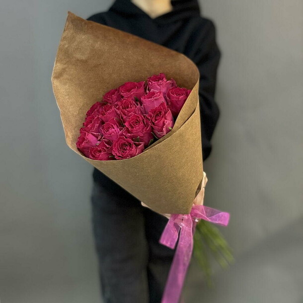 Букет из 15 коралловых роз в крафте