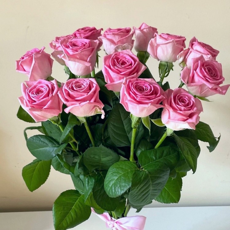 Букет из 15 кустовых розовых роз «Адель»