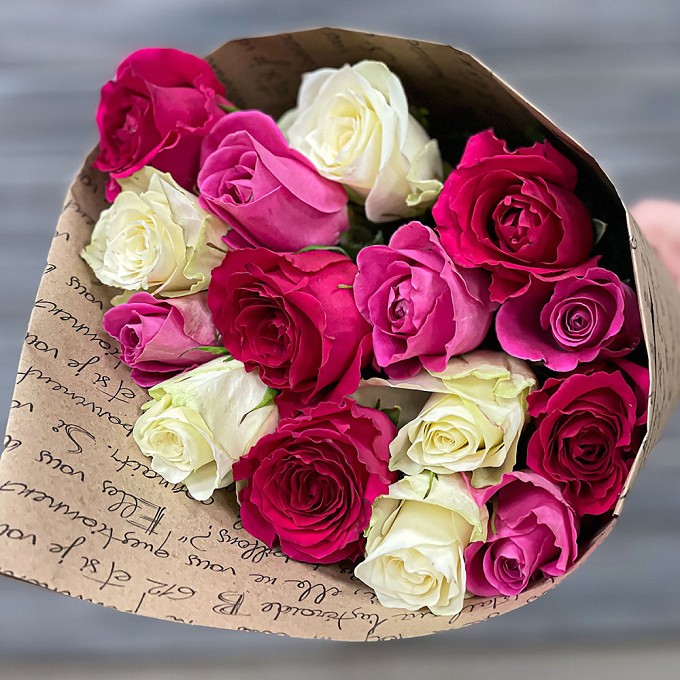 Букет из 15 розовых роз Кения в крафте