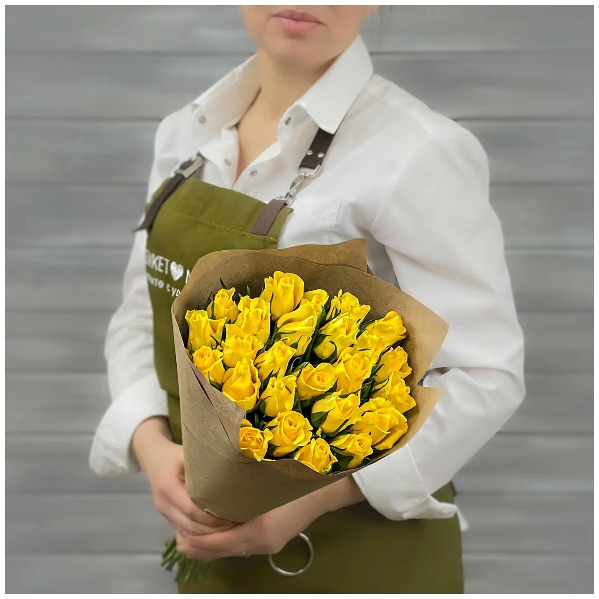 Букет из 15 желтых гвоздик в крафте с лентой, Голландия