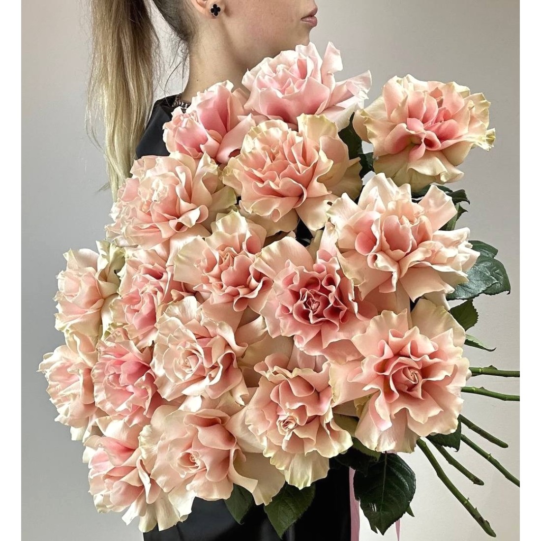 Букет из 19 коралловых роз в голубой пленке