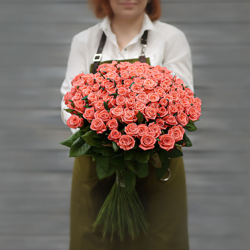 Букет из 21 коралловой розы и фисташки «Коралловый рай»