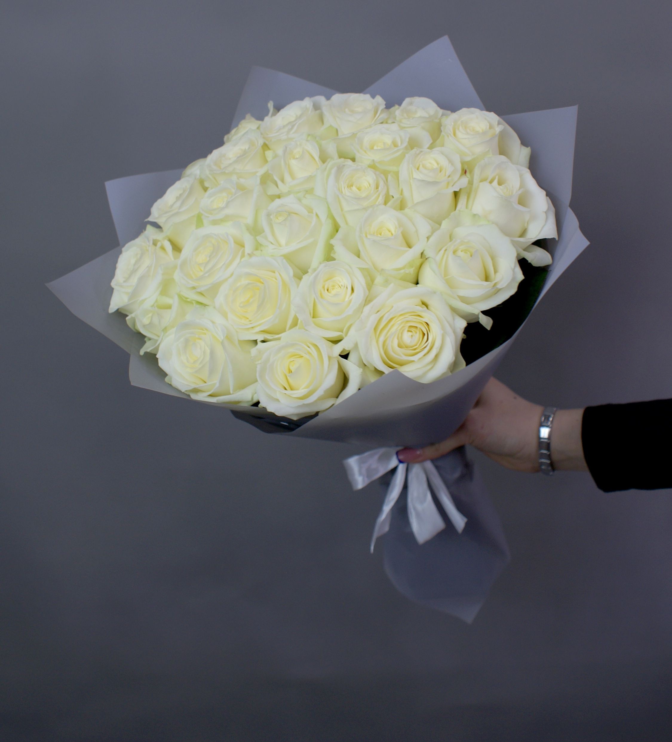 Букет из 25 белых роз «Смысл»