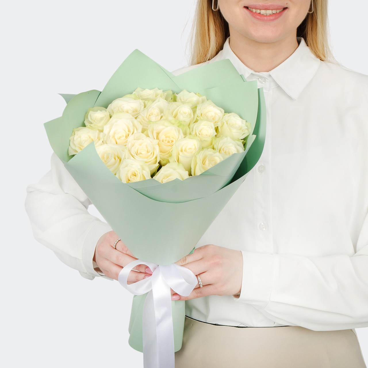 Букет из 31 белой розы «А вот и я»