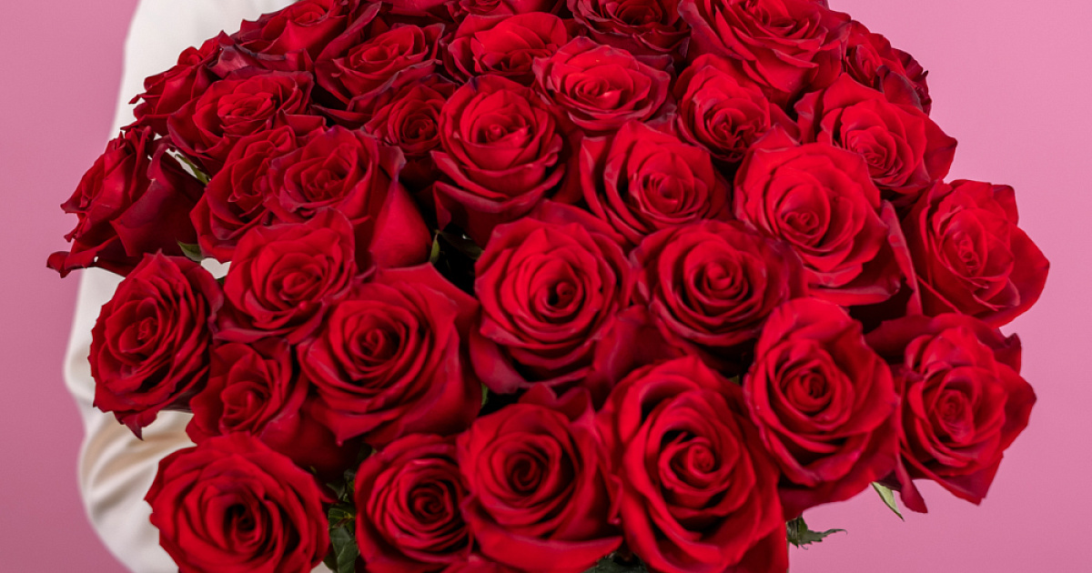 Букет из 35 красных роз в крафте с лентой, 50 см, Россия