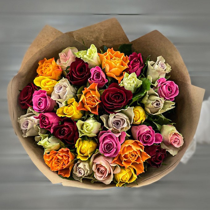 Букет из 39 роз микс в крафте