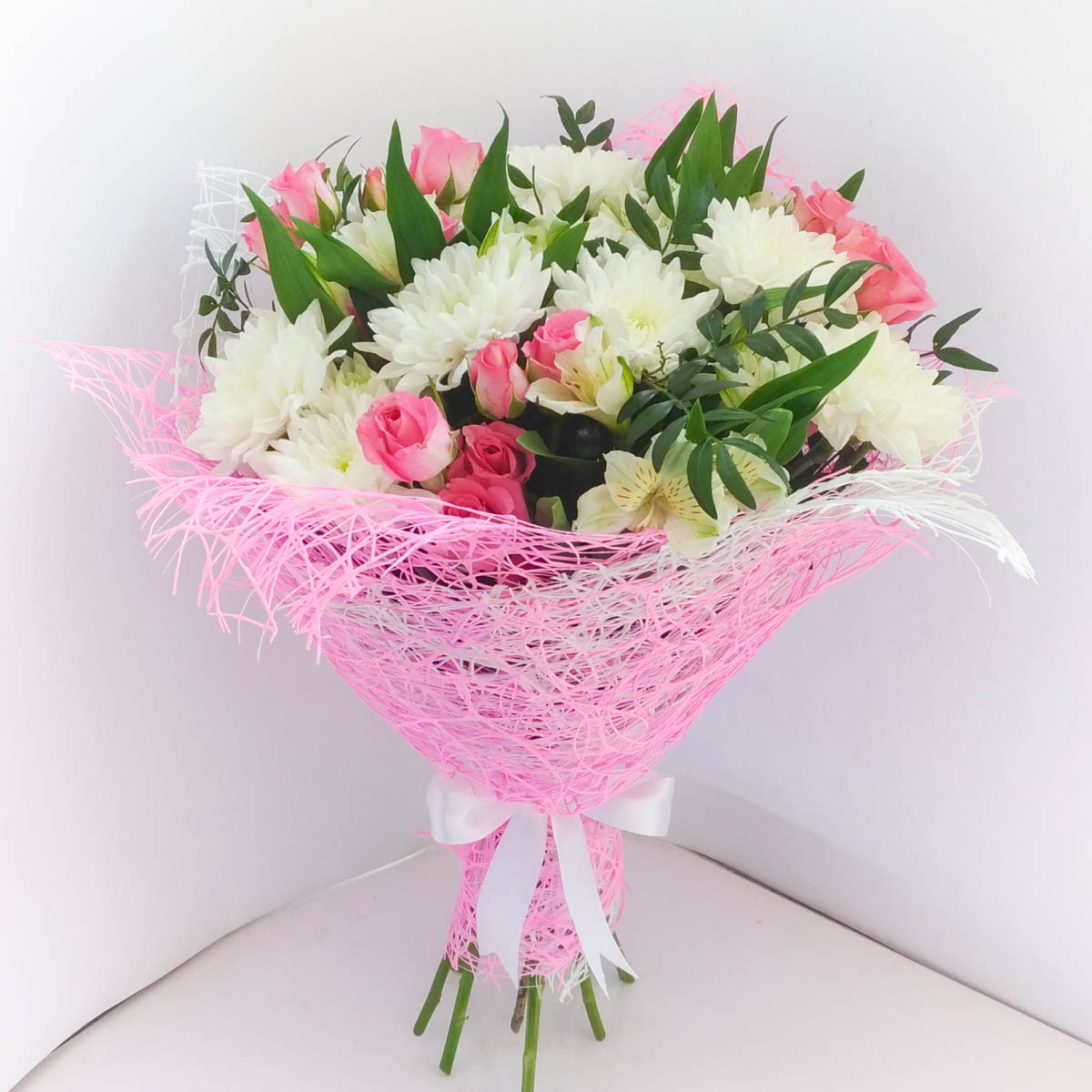 Букет из 5 альстромерий, 3 роз и хризантемы «Заколдованный сад»