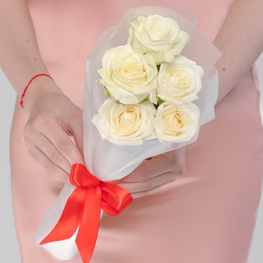 Букет из 5 белых роз с лентой, 40 см, Эквадор