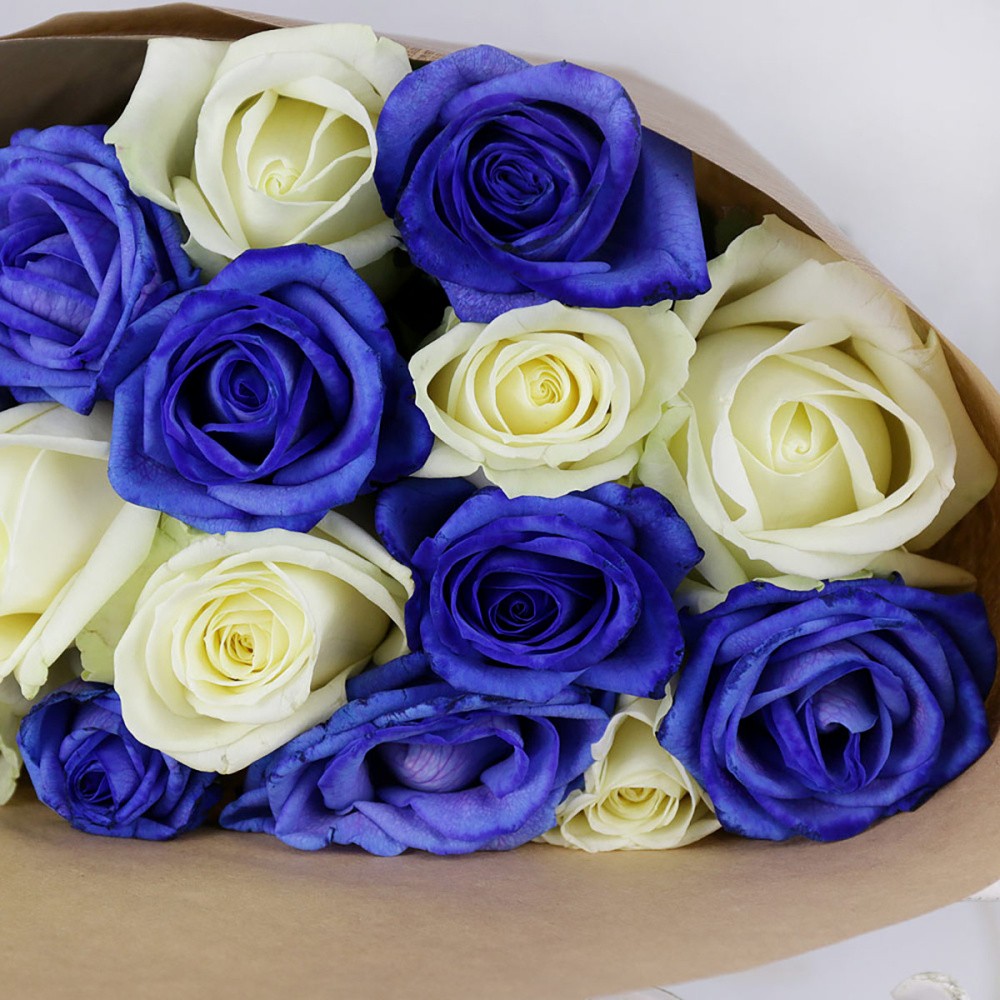 Букет из 5 синих роз в крафте