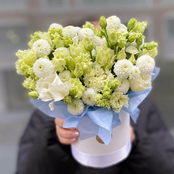 Букет из белых роз, маттиол, хризантем, лизиантусов «Ты мне приснилась»